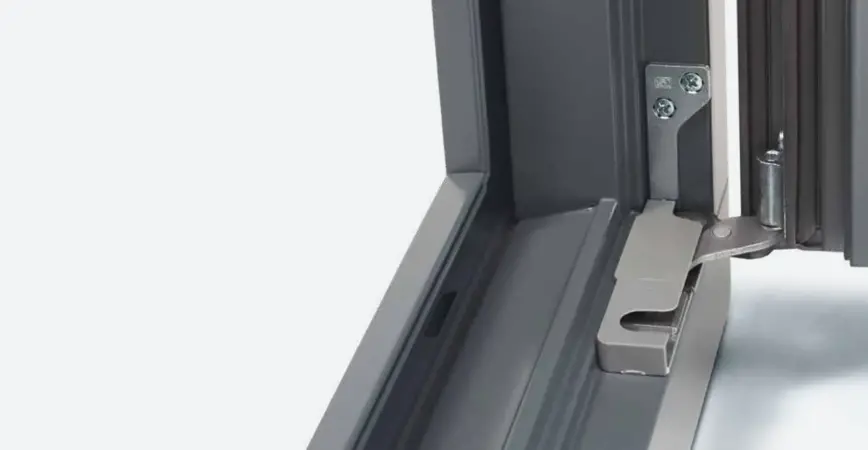 Moderne Fensterbeschl&auml;ge mit Sicherheitsverriegelung f&uuml;r mehr Einbruchschutz, Bedienkomfort und eine dauerhaft zuverl&auml;ssige Fensterfunktion.